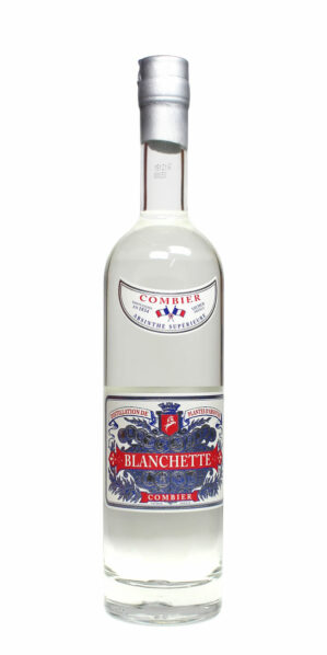 Klarer aus Frankreich stammender Blanchette Absinth in einer 0,5 Liter Flasche, die mit zwei in Rot-Blau gestalteten Etiketten bedruckt ist.