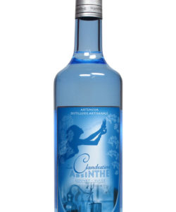 Clandestine Absinth in einer helblauen 0,7 Liter Flasche mit ebenso hellblauem Etikett, auf dem eine Fee mit Flasche in der Hand abgebildet ist