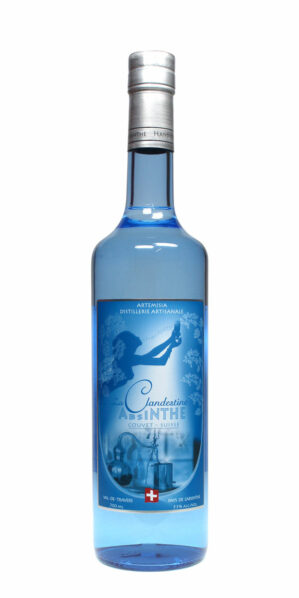 Clandestine Absinth in einer helblauen 0,7 Liter Flasche mit ebenso hellblauem Etikett, auf dem eine Fee mit Flasche in der Hand abgebildet ist