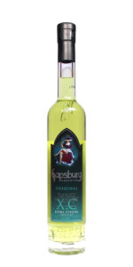 Hellgrüner Hapsburg Absinthe Original extra strong in einer 0,5 Liter schmalen durchsichtigen Flasche. Auf dem Flaschenetikett ist eine Absinth-genießende Dame abgebildet.