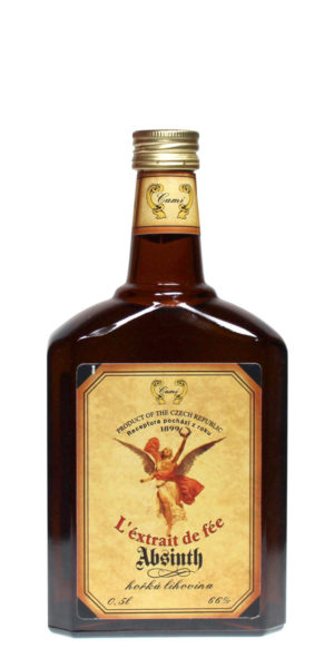 L`éxtrait de fée Absinth in einer 0,5 Liter brauner Flasche. Auf dem Flaschenetikett ist eine Fee mit Engelsflügen dargestellt.