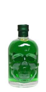 Giftgrüner Antitoxin Absinth in einer auffälligen, durchsichtigen 0,5 Liter Flasche in Form eines Schädels.