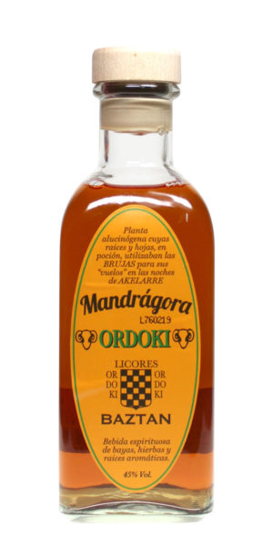 orangener Mandragora Likör in durchsichtiger 1 Liter Flasche mit ebenso orangenem Etikett beklebt