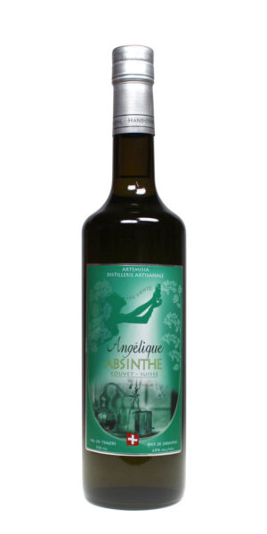 Angelique Verte Suisse Absinth in einer dunkelgrünen 0,7 Liter Flasche, darauf ein Etikett mit grüner Fee