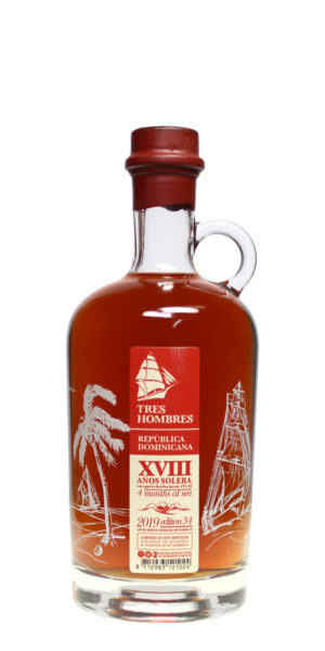 Tres Hombres Rum 2020 Ed. 42, rotbrauner Rum in einer 0,7 Glasflasche mit Griff, die mit Karibik-Motiv bedruckt ist.