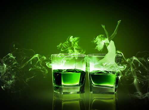 Zwei Gläser halb gefüllt mit grünem Absinth. Aus den Gläsern steigt Dampf und aus einem der Gläser auch eine tanzende "Grüne Fee".