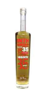 Absinth 35 in einer schmalen 0,5 Liter durchsichtigen Flasche, die mit rot-weißen Grafik bedruckt ist.