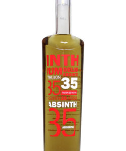 Absinth 35 in einer schmalen 0,5 Liter durchsichtigen Flasche, die mit rot-weißen Grafik bedruckt ist.