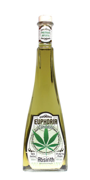 Grüner Euphoria Cannabis Absinth in einer schönen 0,5 Liter Flasche aus durchsichtigem Glas. Die Flasche ist mit einem Etikett verziert, auf dem eine Zeichnung vom Hanfblatt abgebildet ist.