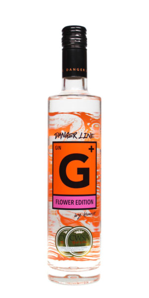 Gin plus flower in einer 0,5 Liter Flasche aus durchsichtigem Glas, die großflächig mit orangener Grafik verziert ist.