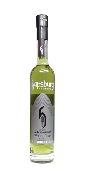 Grüner Hapsburg La Magnifique Absinthe in einer schönen schmalen 0,5 Liter Flasche, die mit einem edlen Etikett in silbernen Farbe verziert ist.