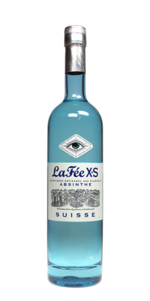 La Fee X.S. Absinthe Suisse in einer 0,7 Liter hellblauen Flasche verziert mit zwei Etiketten. Auf dem oberen Etikett ist eine Zeichnung vom Auge abgebildet.