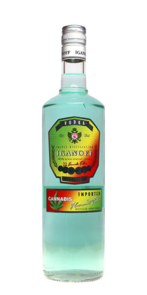 Hellgrüner mit Hanf veredelter Iganoff Vodka in einer aus durchsichtigem Glas hergestelter 1 Liter Flasche, die mit zwei grün-gelb-roten Etiketten verziert ist.