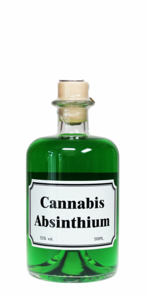 Leuchtend grüner Cannabis Absinthium Absinth in einer 0,5 Liter Flasche