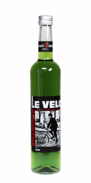 grüner Le Velo Absinth in 0,5 Liter durchsichtigen Glasflasche mit schwarzem Etikett