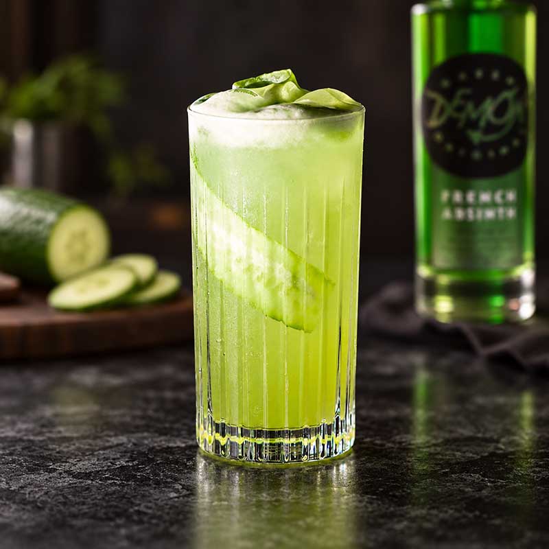 Green Beast Cocktail mit Green Demon Absinth, Gurke und Limette