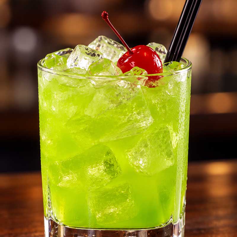 Grüner Moulin Vert Cocktail mit Eis und Cocktailkirsche