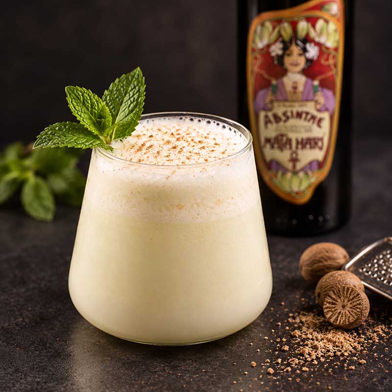 Absinthe Suissesse mit Minze und Muskatnuss, im Hintergrund Mata Hari Absinth